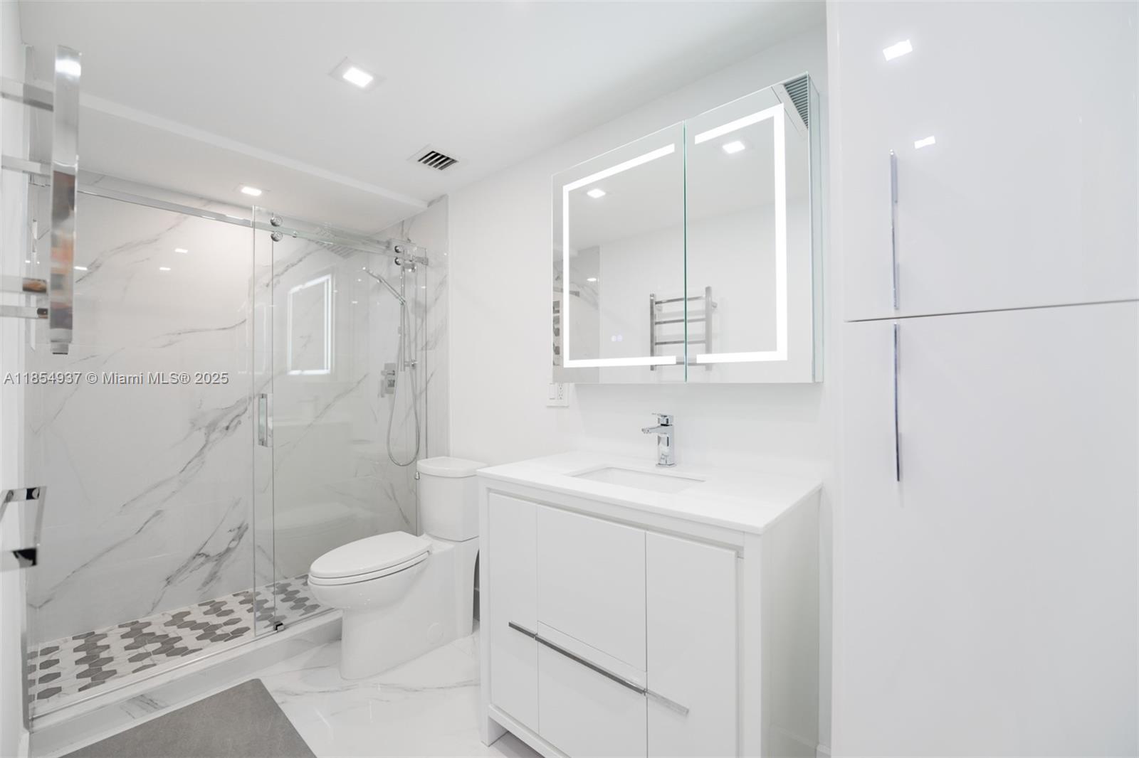 See details PHM 1 / 2 870 sq. ft. $ 2025-08-07 0 Photo