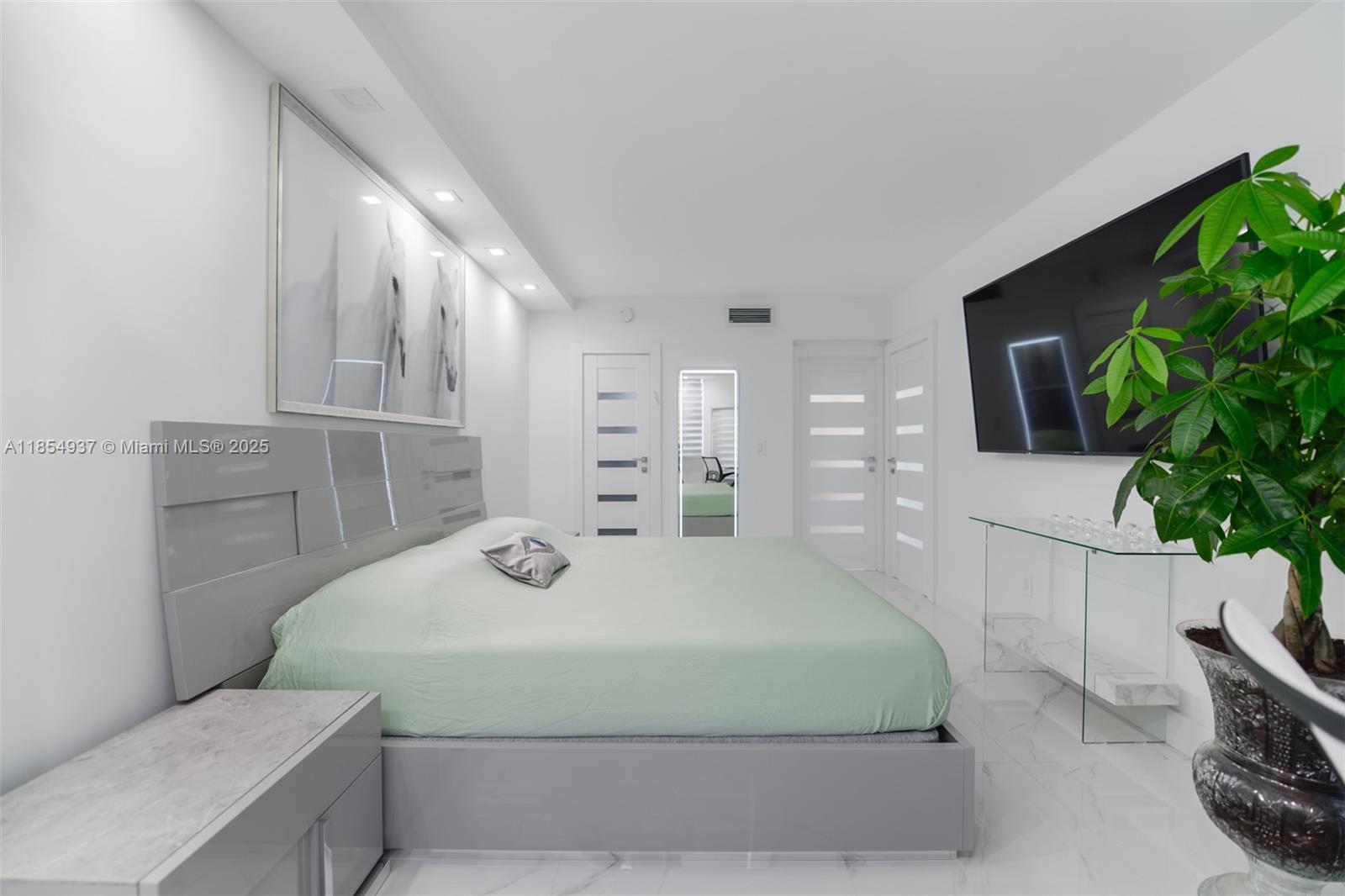 See details PHM 1 / 2 870 sq. ft. $ 2025-08-07 0 Photo