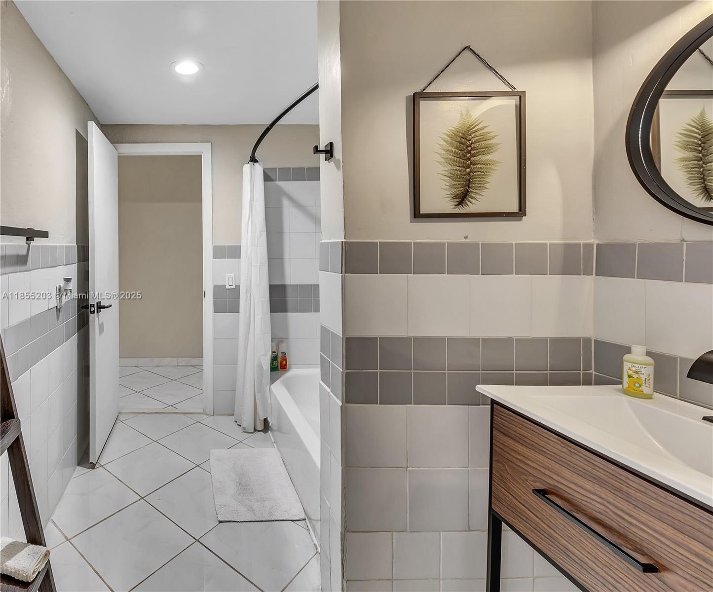 See details / 1021 sq. ft. $ 2025-08-08 0 Photo