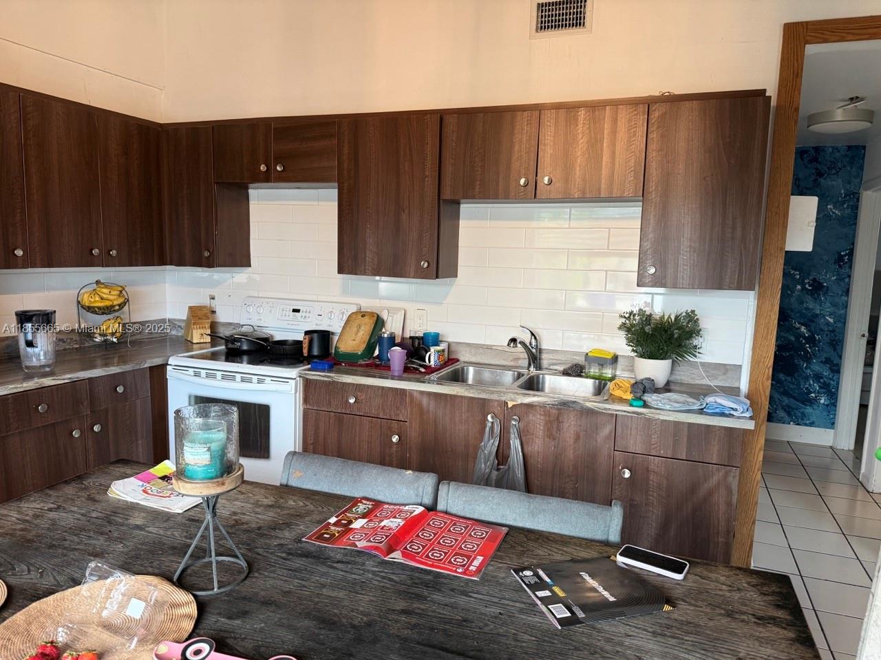 See details / 3137 sq. ft. $ 2025-08-08 0 Photo