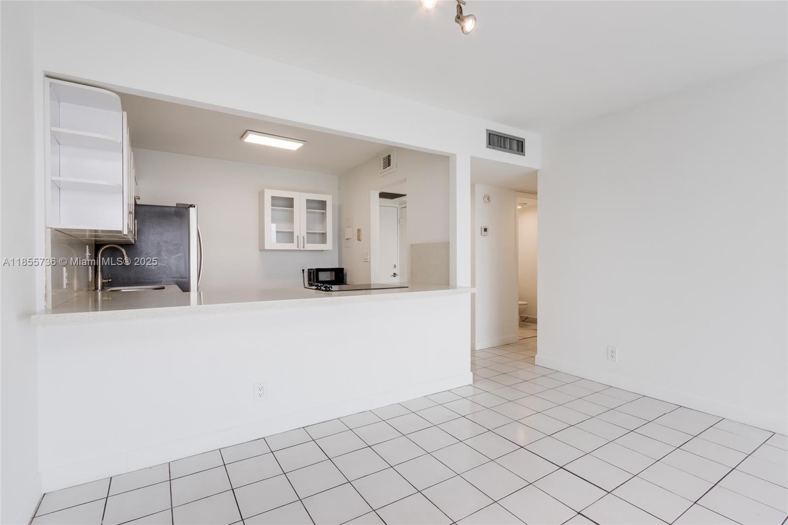 1102 1 / 2 991 sq. ft. $ 2025-08-09 0 Photo