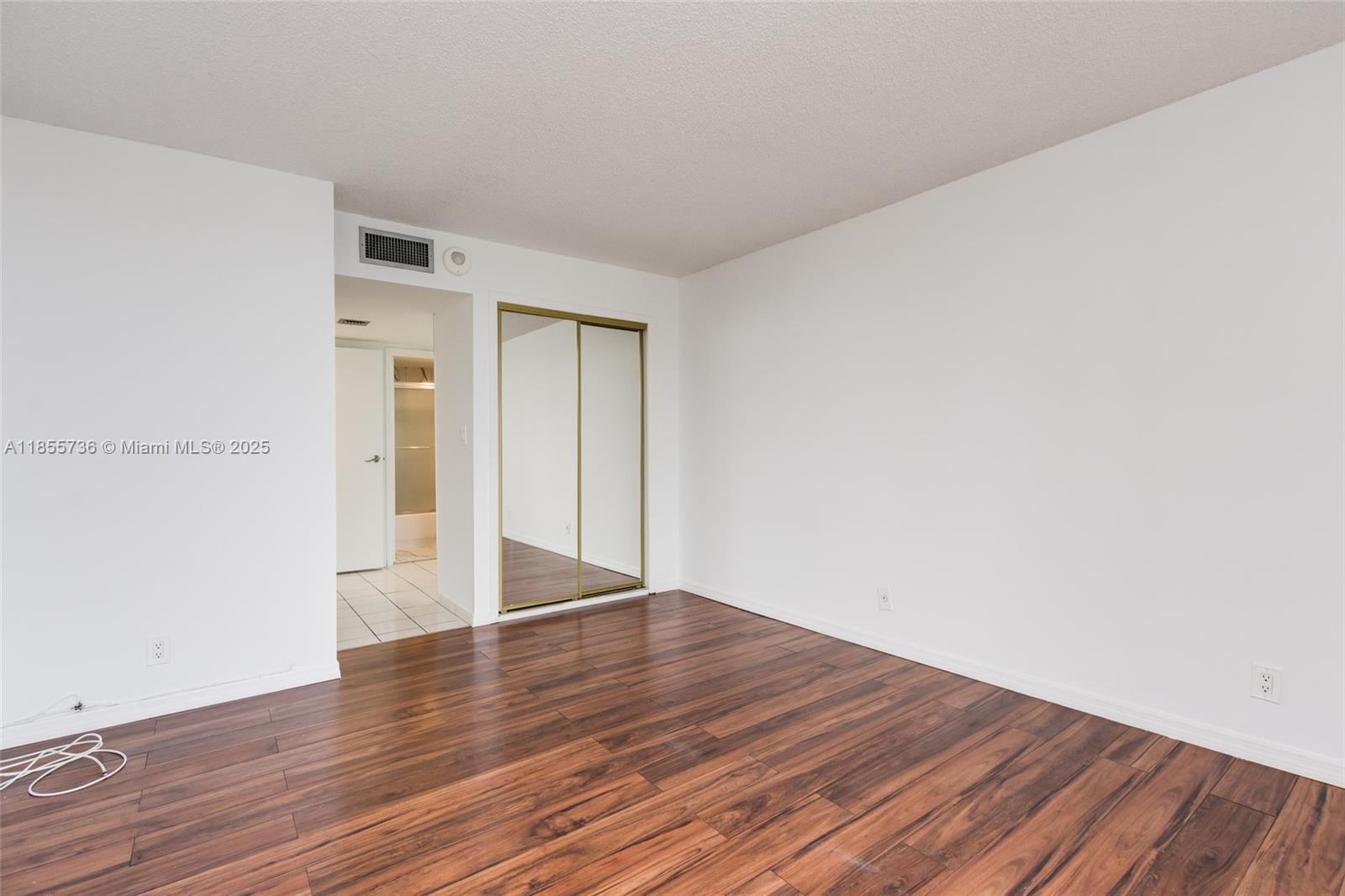 1102 1 / 2 991 sq. ft. $ 2025-08-09 0 Photo