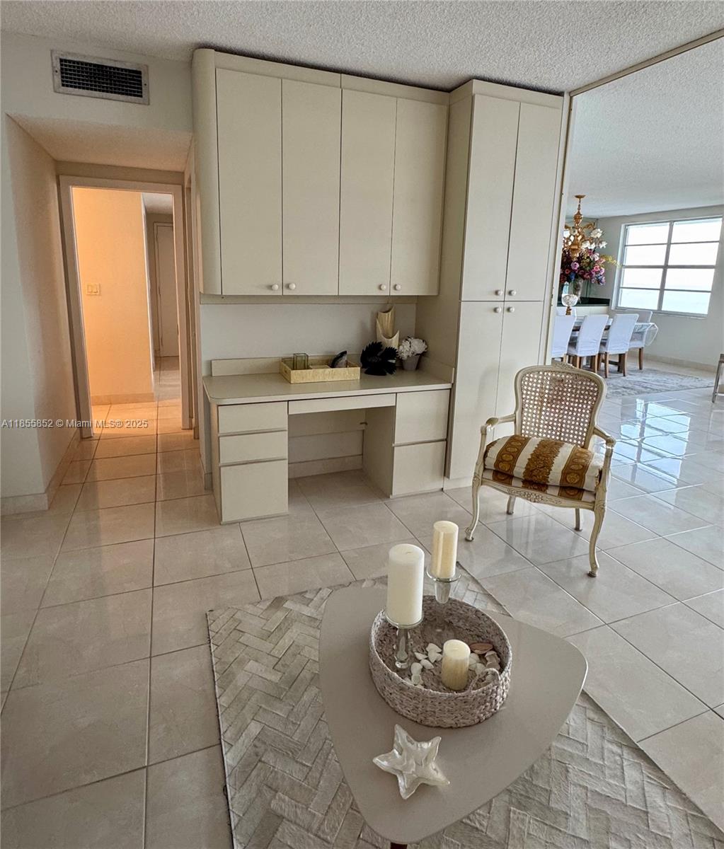 22E 3 / 3 1780 sq. ft. $ 2025-08-09 0 foto