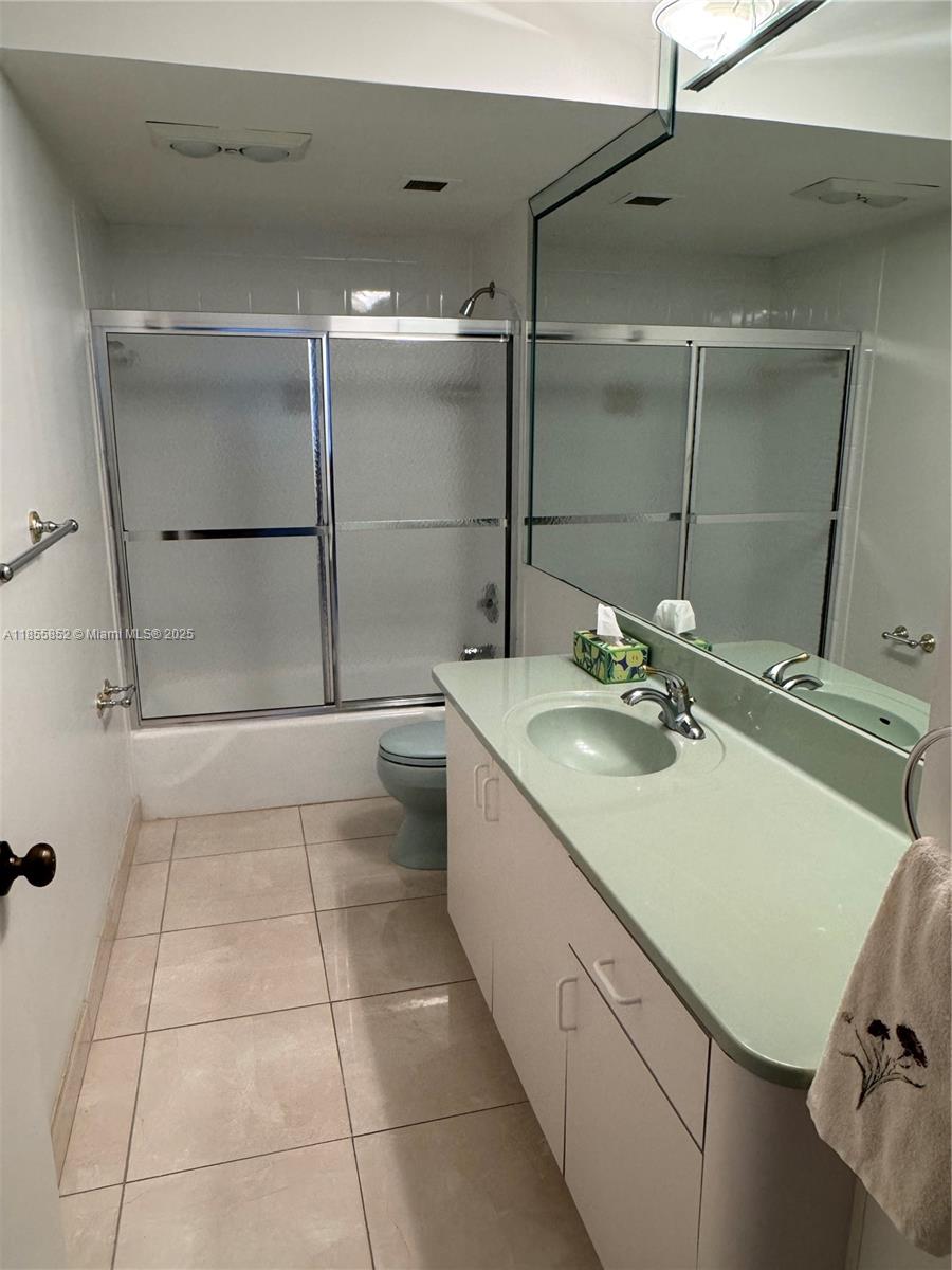22E 3 / 3 1780 sq. ft. $ 2025-08-09 0 foto