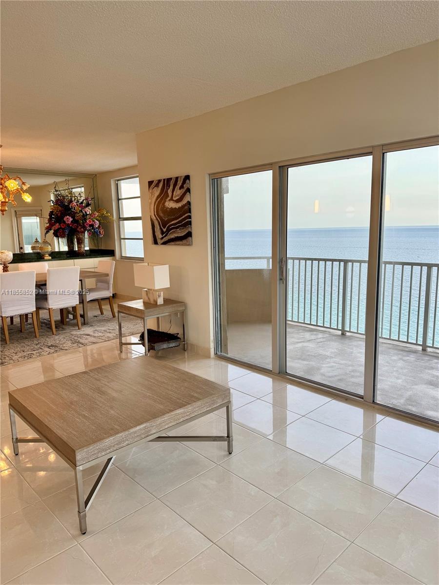 22E 3 / 3 1780 sq. ft. $ 2025-08-09 0 foto