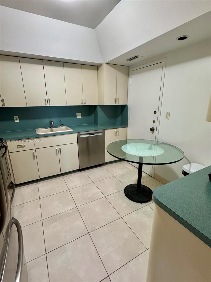 22E 3 / 3 1780 sq. ft. $ 2025-08-09 0 foto
