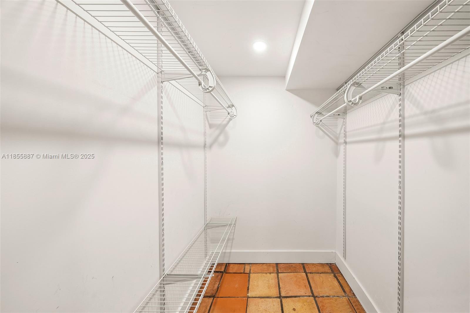 See details / 2819 sq. ft. $ 2025-08-09 0 Photo