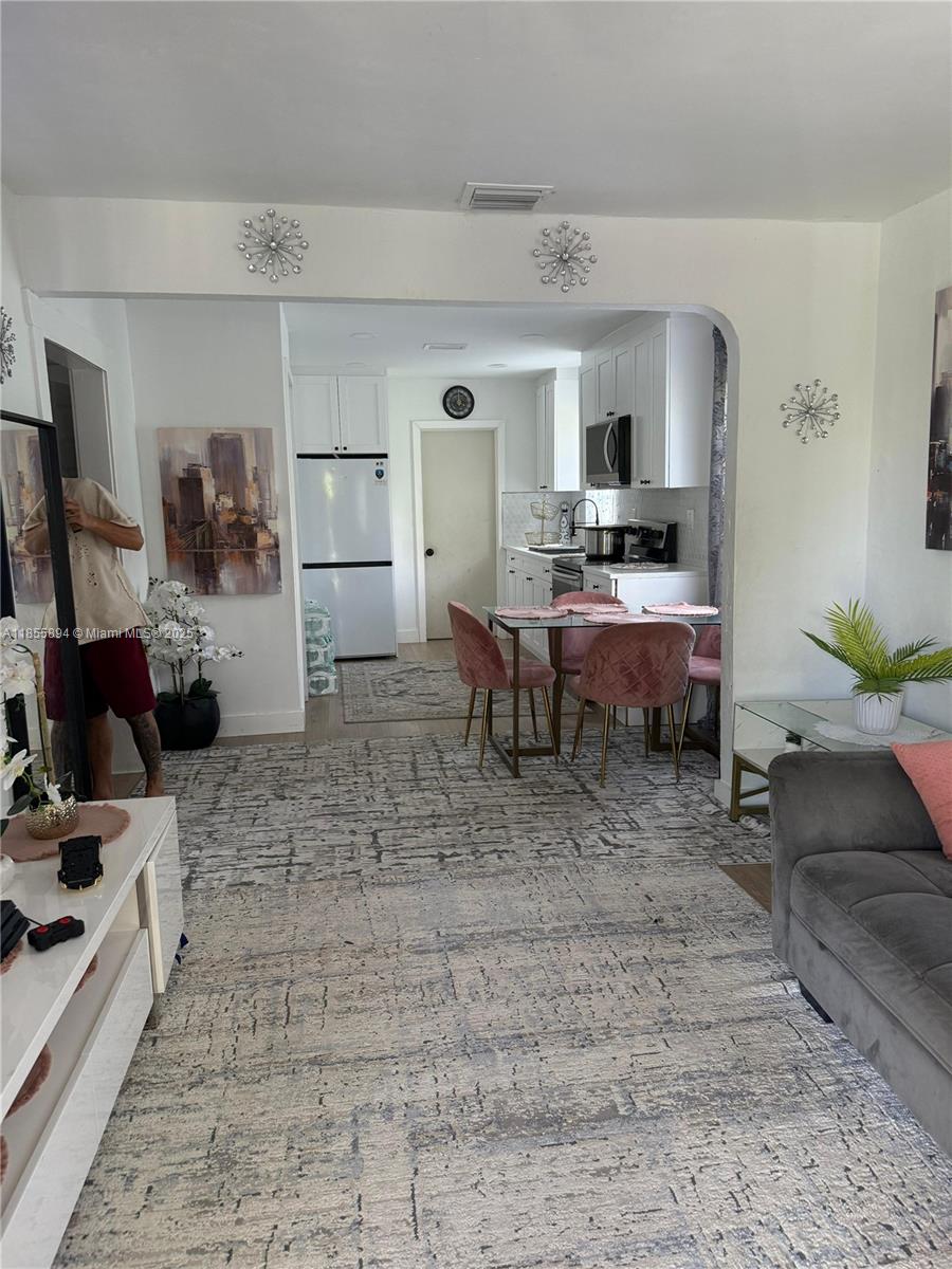 See details / 1183 sq. ft. $ 2025-08-09 0 Photo