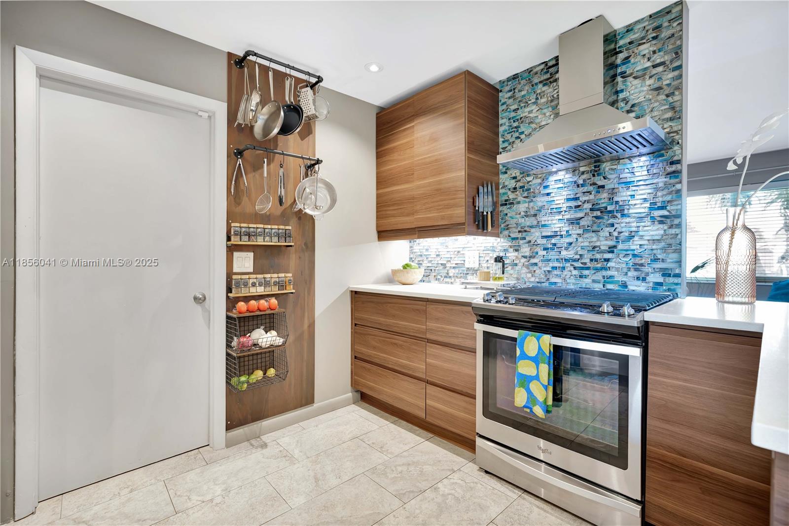 553 3 / 2 1189 sq. ft. $ 2025-09-11 0 Photo