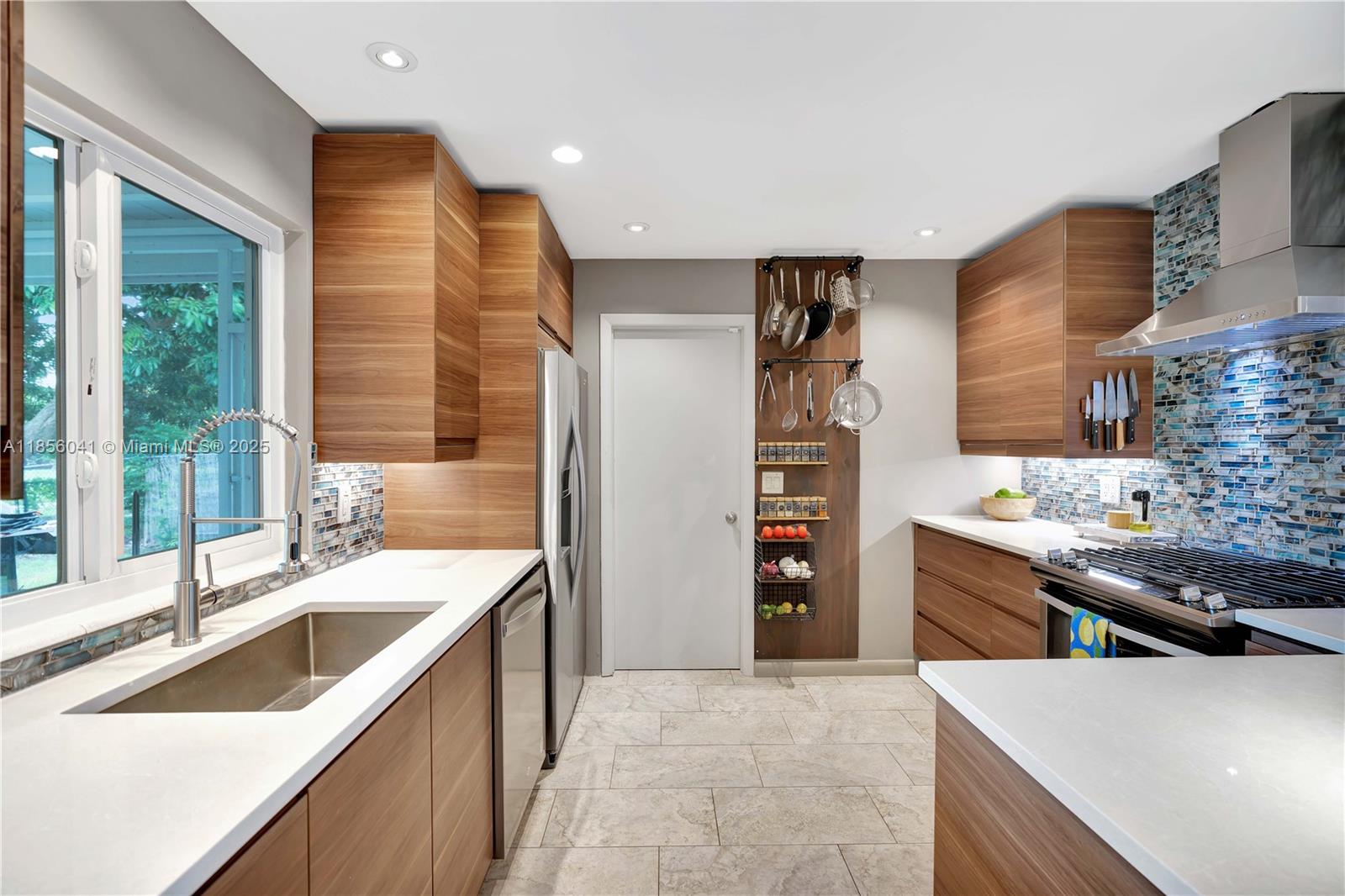 553 3 / 2 1189 sq. ft. $ 2025-09-11 0 Photo