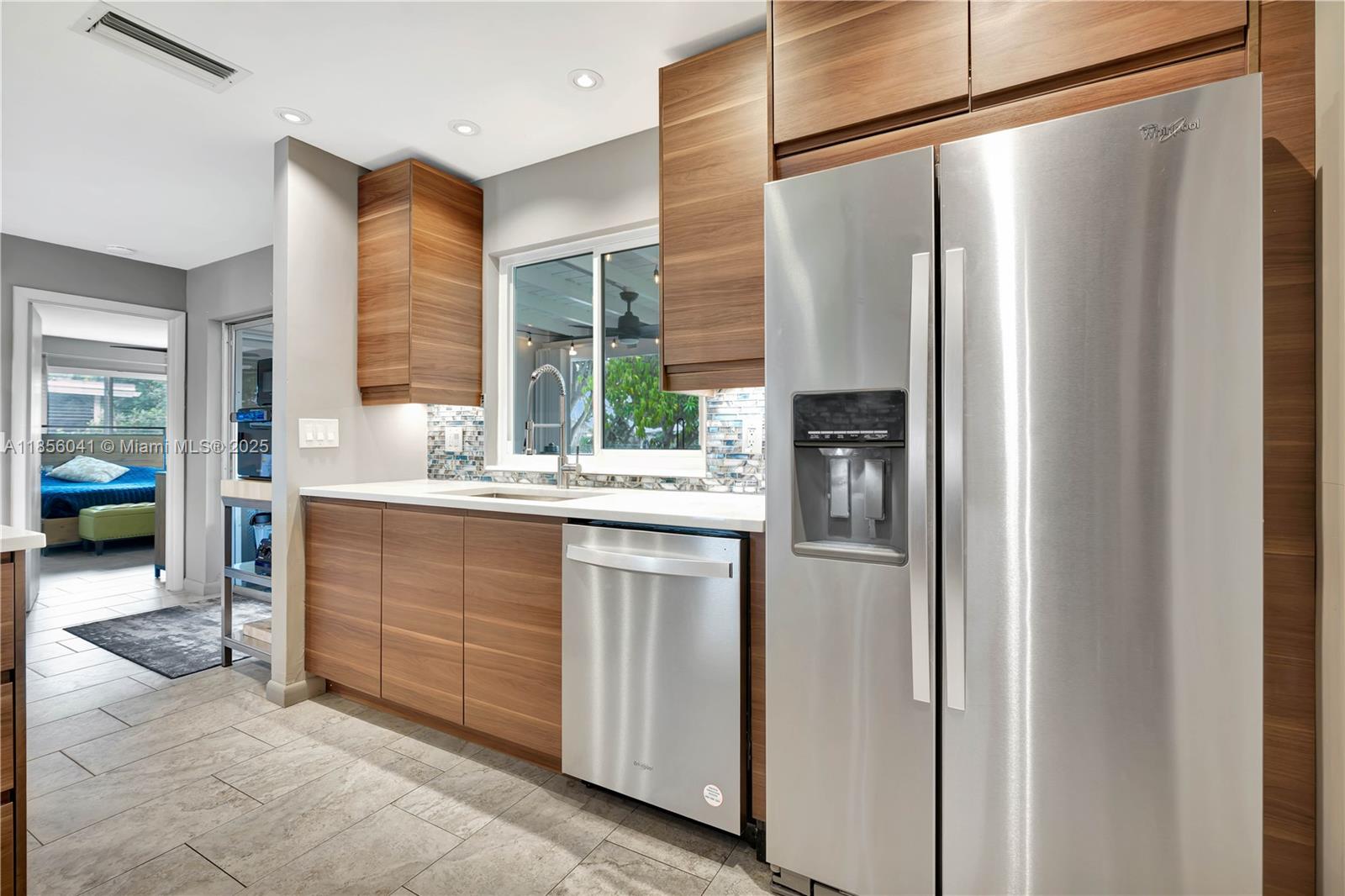 553 3 / 2 1189 sq. ft. $ 2025-09-11 0 Photo