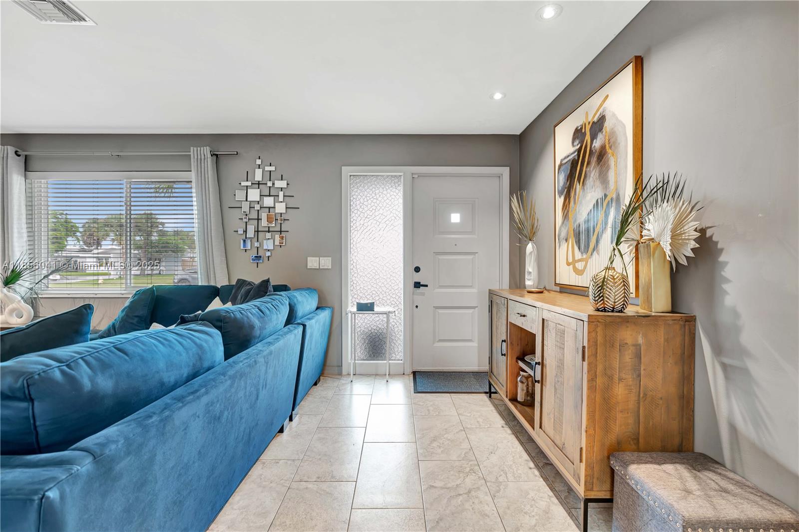 553 3 / 2 1189 sq. ft. $ 2025-09-11 0 Photo