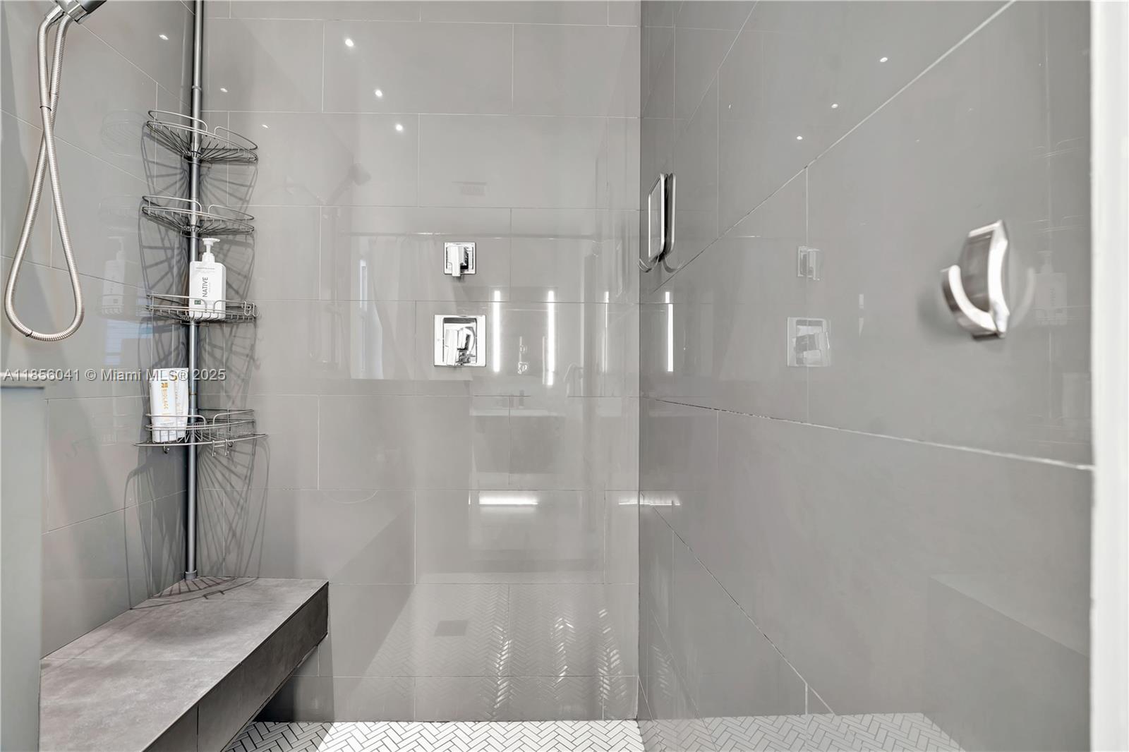 553 3 / 2 1189 sq. ft. $ 2025-09-11 0 Photo