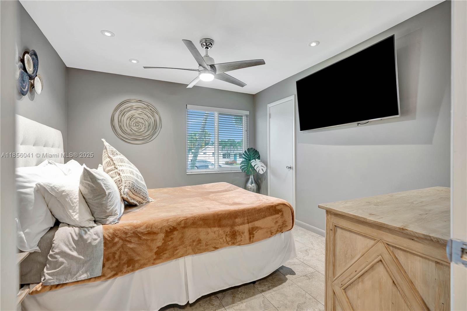 553 3 / 2 1189 sq. ft. $ 2025-09-11 0 Photo