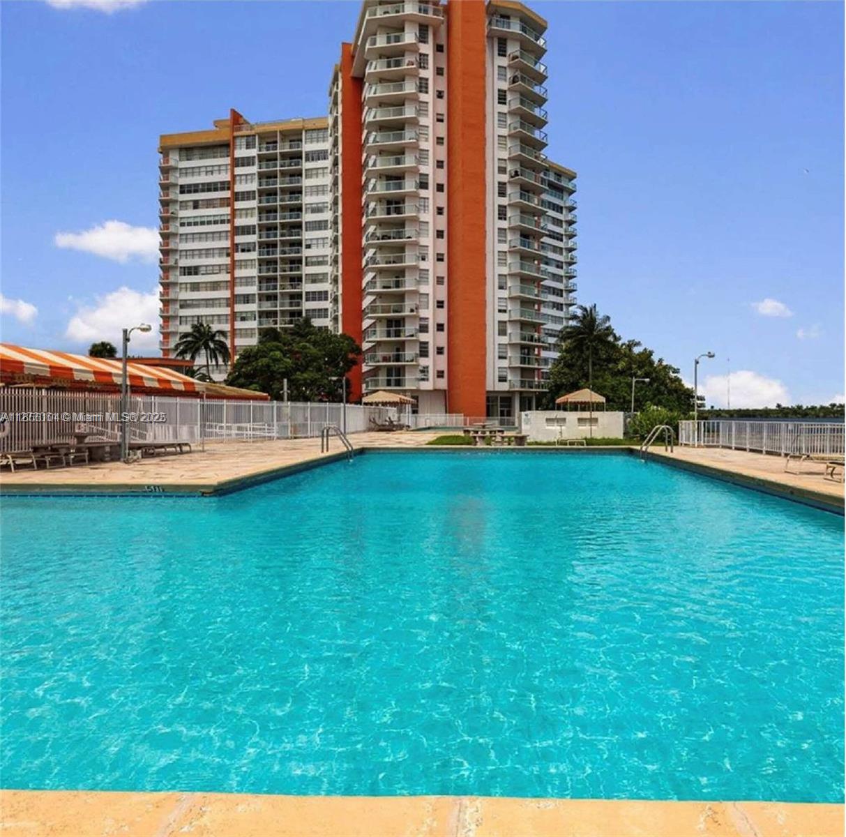 Ver detalles 1601E 1 / 1 801 sq. ft. $ 2025-08-10 0 foto