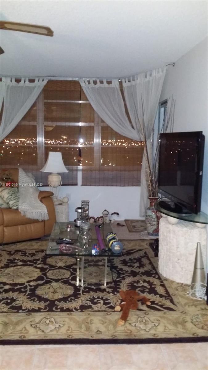 Ver detalles 1601E 1 / 1 801 sq. ft. $ 2025-08-10 0 foto