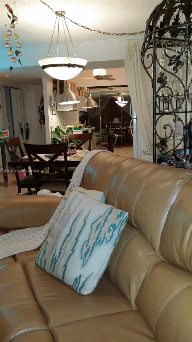 Ver detalles 1601E 1 / 1 801 sq. ft. $ 2025-08-10 0 foto