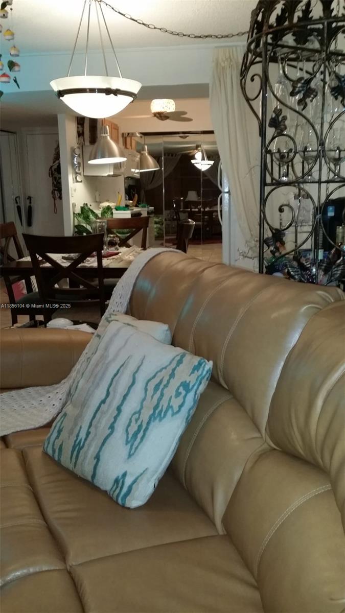 Ver detalles 1601E 1 / 1 801 sq. ft. $ 2025-08-10 0 foto
