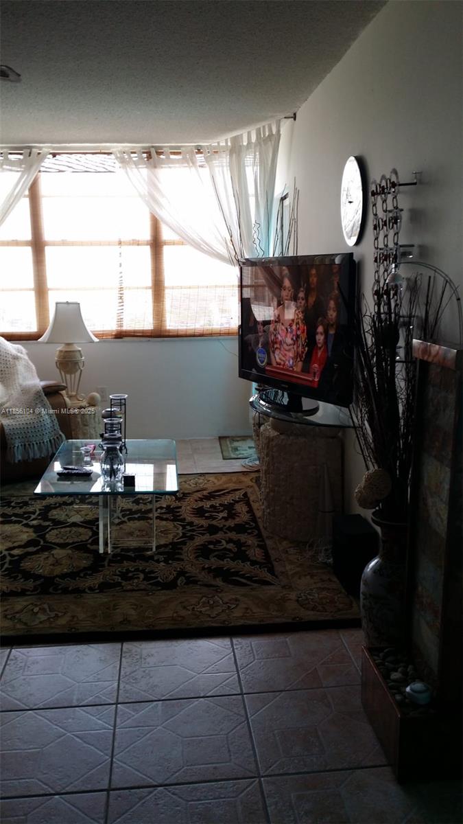 Ver detalles 1601E 1 / 1 801 sq. ft. $ 2025-08-10 0 foto