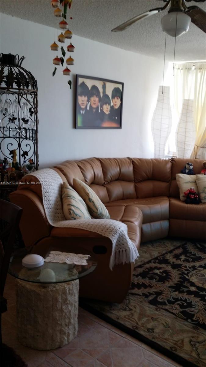 Ver detalles 1601E 1 / 1 801 sq. ft. $ 2025-08-10 0 foto