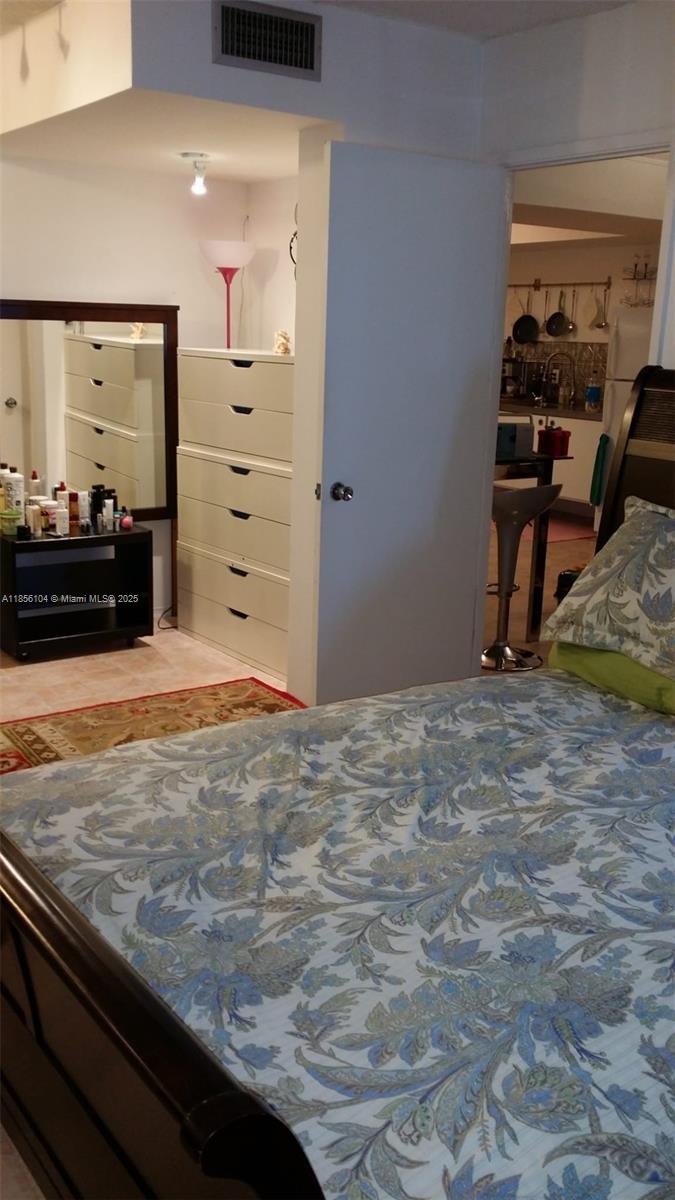 Ver detalles 1601E 1 / 1 801 sq. ft. $ 2025-08-10 0 foto