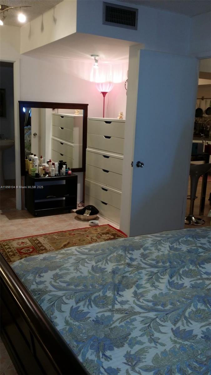 Ver detalles 1601E 1 / 1 801 sq. ft. $ 2025-08-10 0 foto
