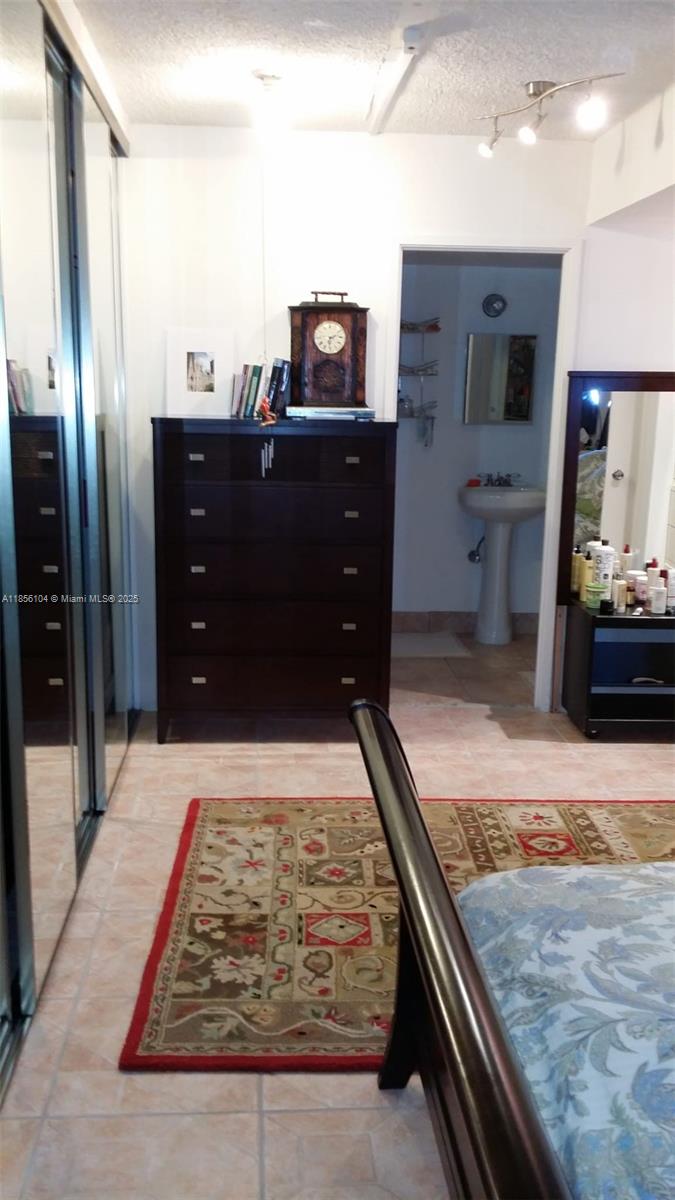 Ver detalles 1601E 1 / 1 801 sq. ft. $ 2025-08-10 0 foto