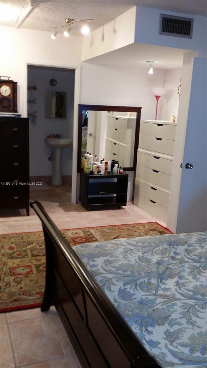 Ver detalles 1601E 1 / 1 801 sq. ft. $ 2025-08-10 0 foto