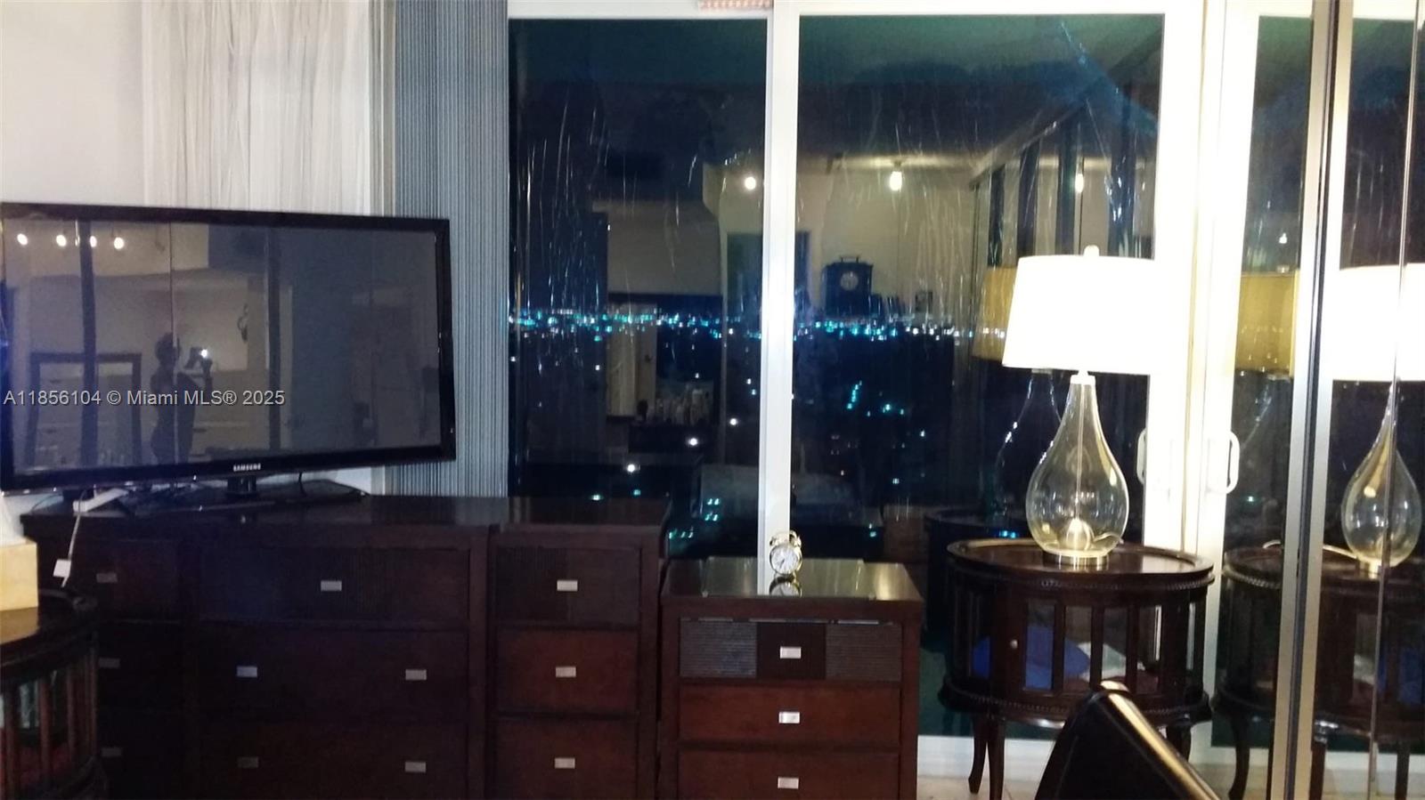 Ver detalles 1601E 1 / 1 801 sq. ft. $ 2025-08-10 0 foto