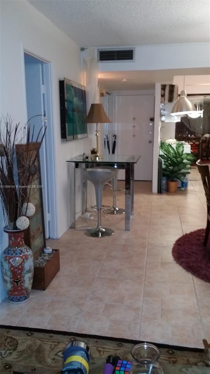 Ver detalles 1601E 1 / 1 801 sq. ft. $ 2025-08-10 0 foto