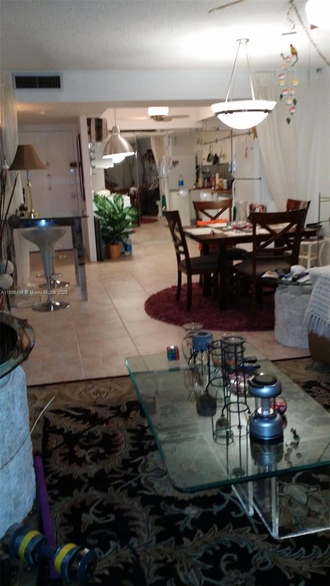 Ver detalles 1601E 1 / 1 801 sq. ft. $ 2025-08-10 0 foto