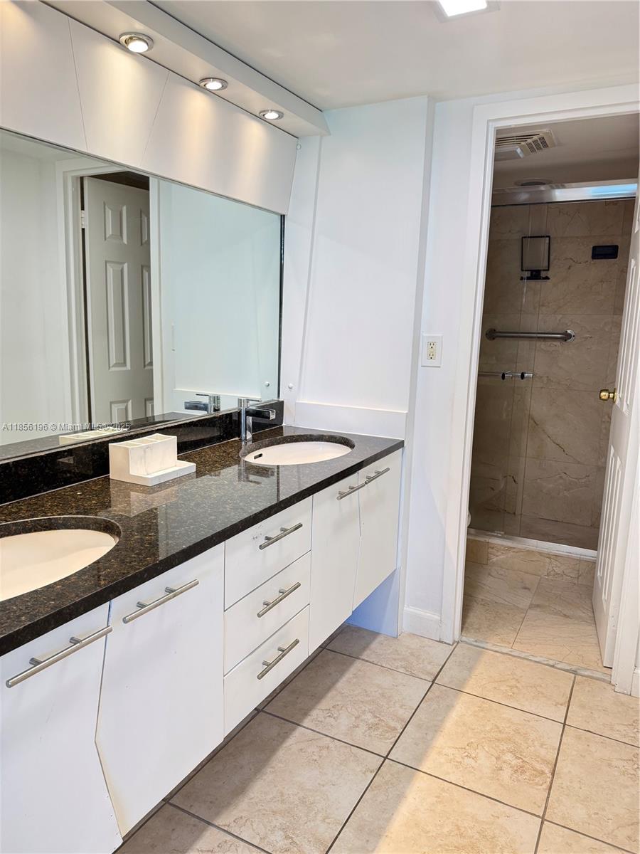 See details 309 1 / 2 991 sq. ft. $ 2025-08-10 0 Photo