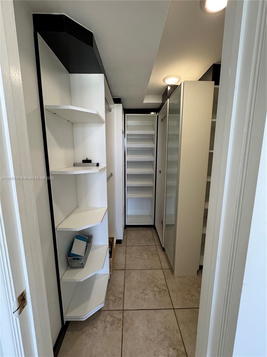 See details 309 1 / 2 991 sq. ft. $ 2025-08-10 0 Photo