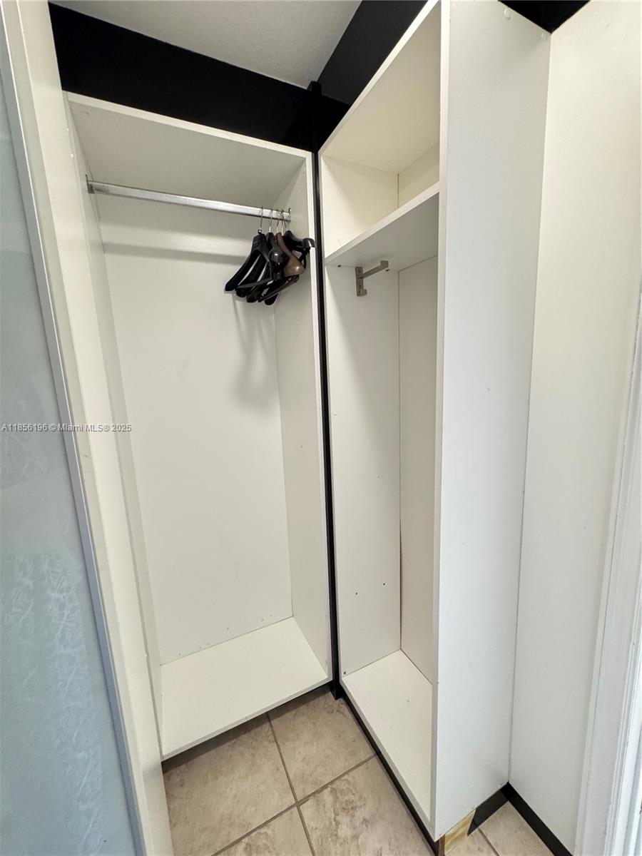 See details 309 1 / 2 991 sq. ft. $ 2025-08-10 0 Photo
