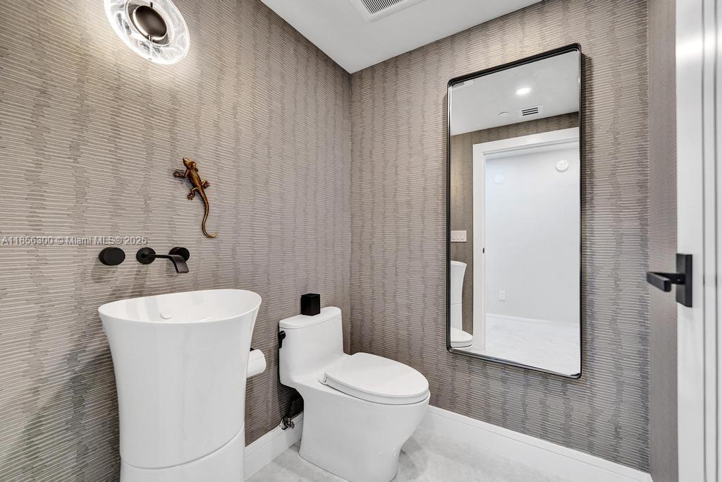 Photo of 3101 Ocean Dr  #1704, Hollywood, Florida, 33019 - Powder room