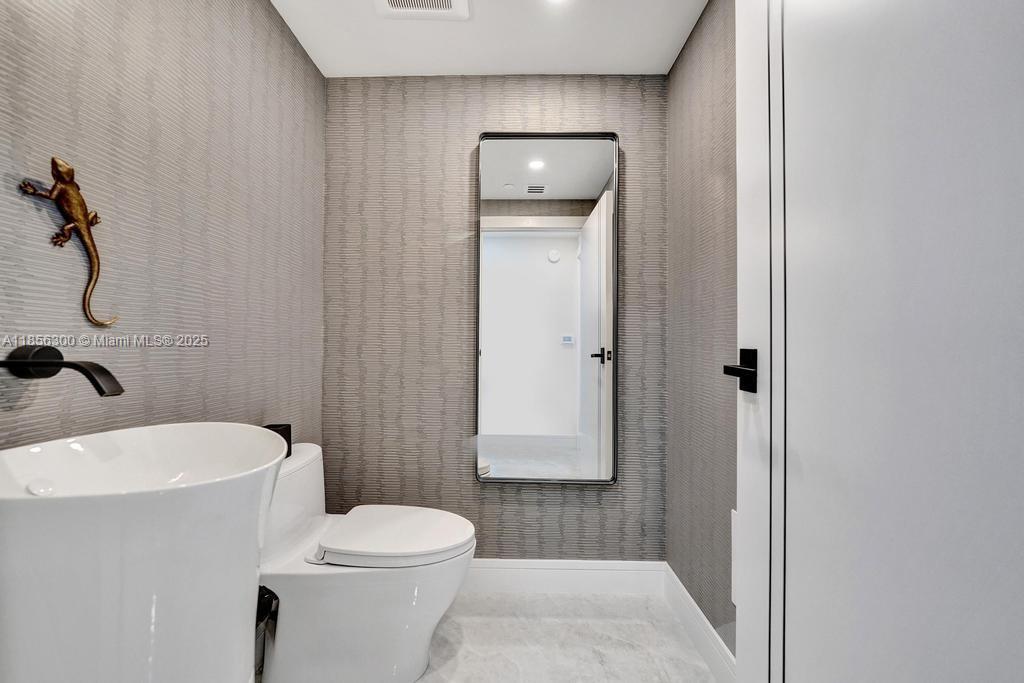 Photo of 3101 Ocean Dr  #1704, Hollywood, Florida, 33019 - Powder room