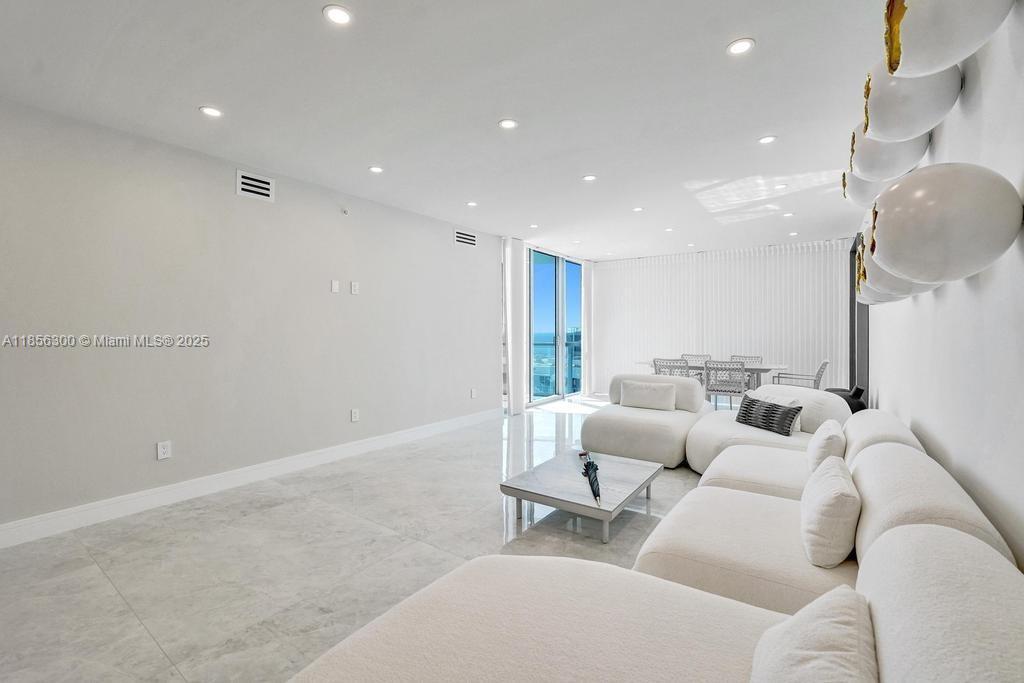 Photo of 3101 Ocean Dr  #1704, Hollywood, Florida, 33019 - 