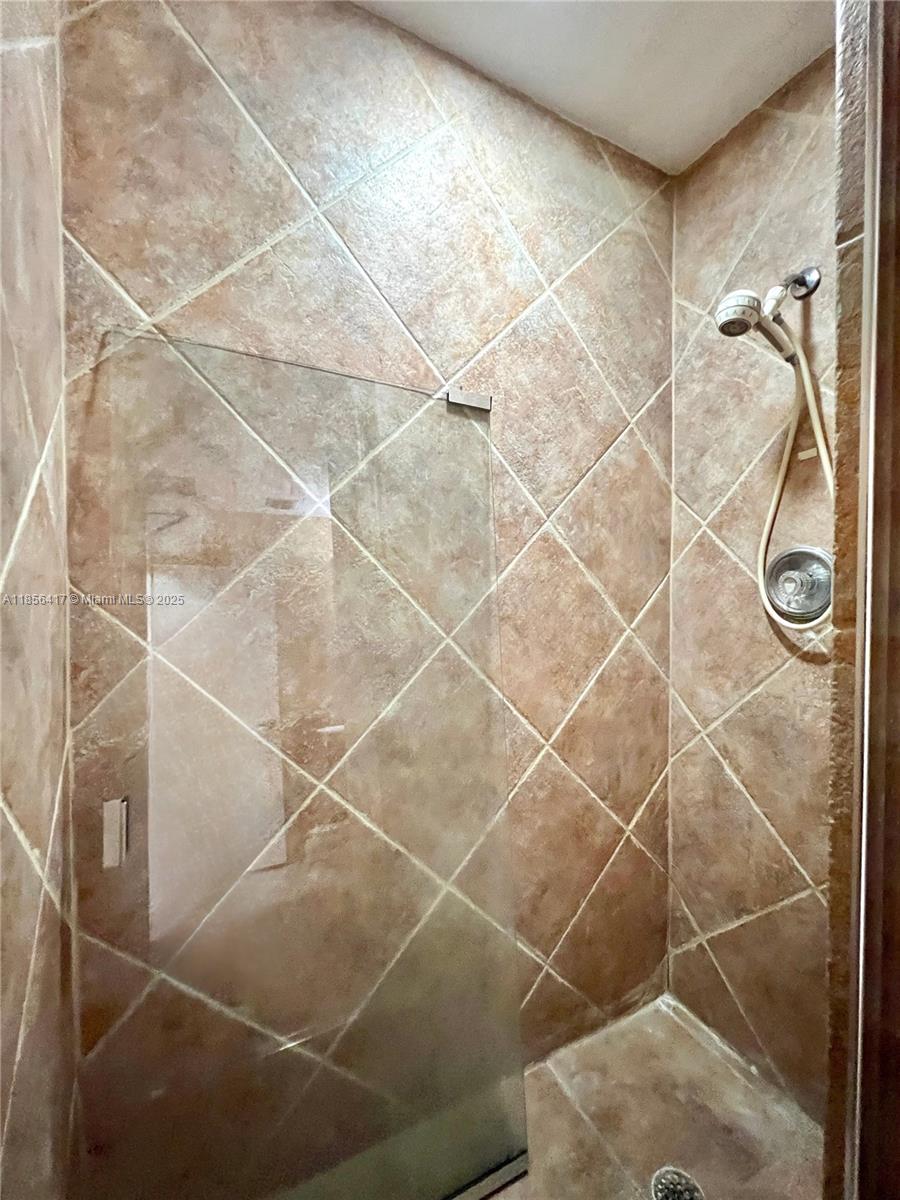   /   кв.футов $ 2025-08-11 0 Фото