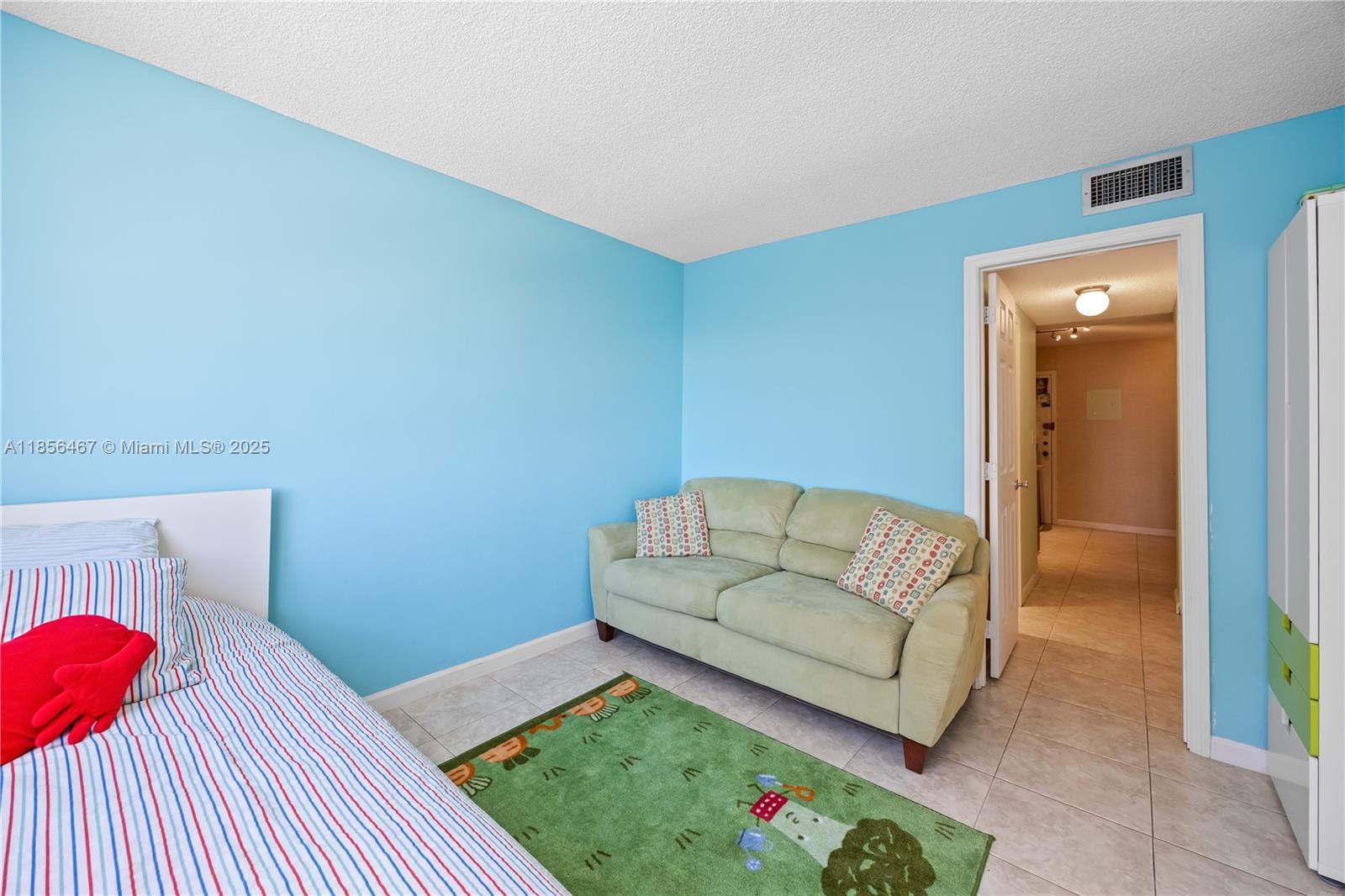 See details 812 2 / 2 1087 sq. ft. $ 2025-08-11 0 Photo