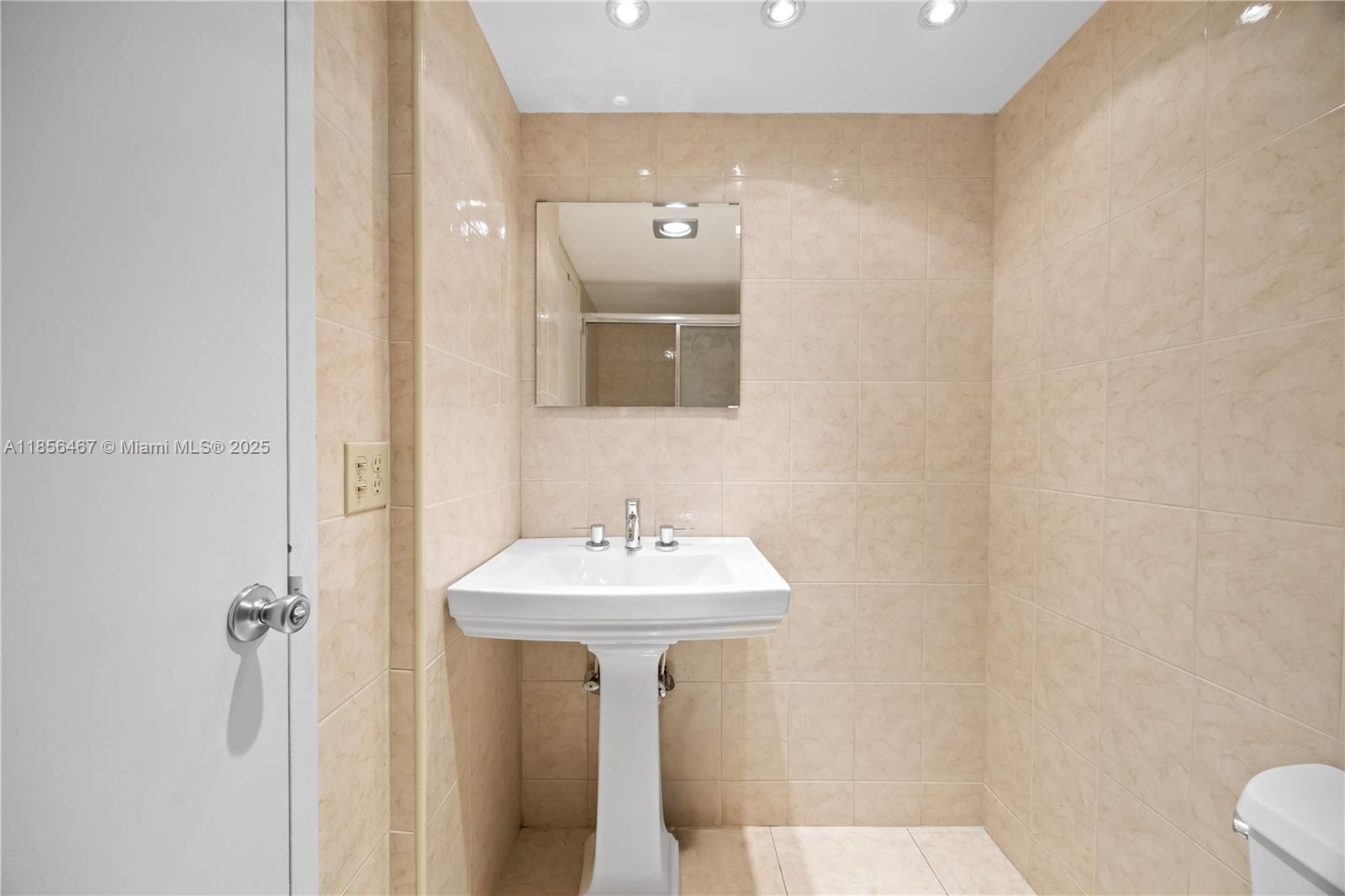 See details 812 2 / 2 1087 sq. ft. $ 2025-08-11 0 Photo