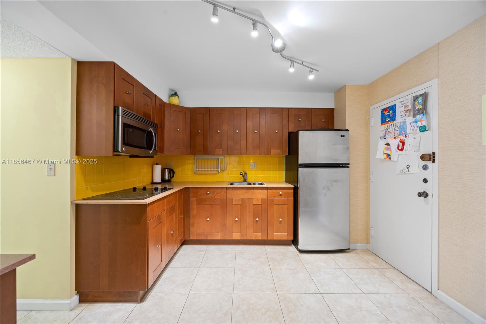 See details 812 2 / 2 1087 sq. ft. $ 2025-08-11 0 Photo