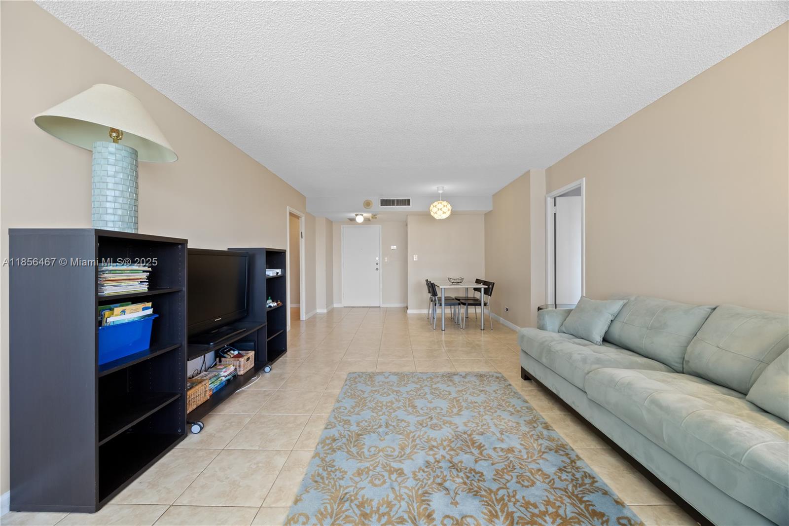 See details 812 2 / 2 1087 sq. ft. $ 2025-08-11 0 Photo