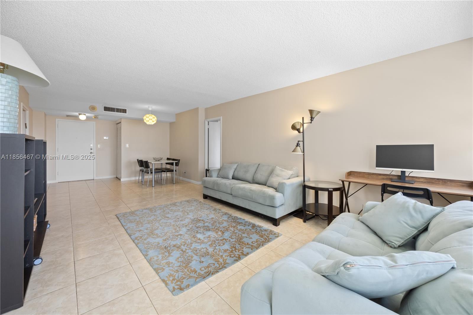 See details 812 2 / 2 1087 sq. ft. $ 2025-08-11 0 Photo
