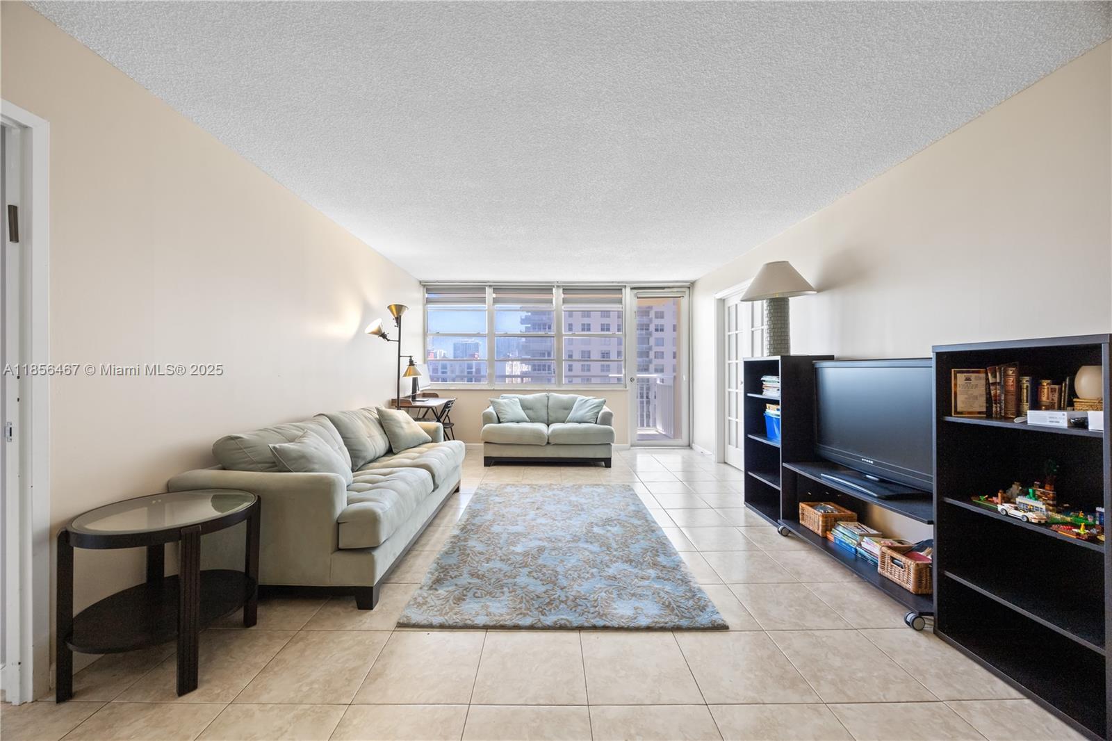 See details 812 2 / 2 1087 sq. ft. $ 2025-08-11 0 Photo