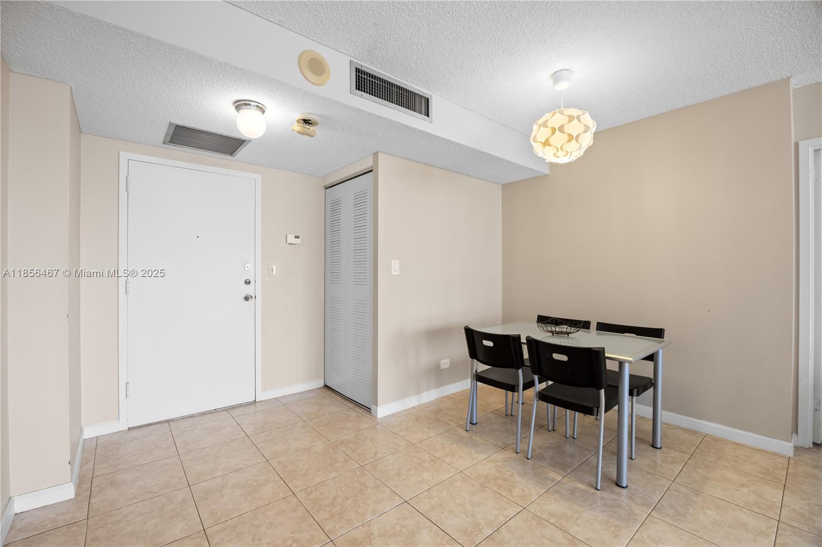 See details 812 2 / 2 1087 sq. ft. $ 2025-08-11 0 Photo