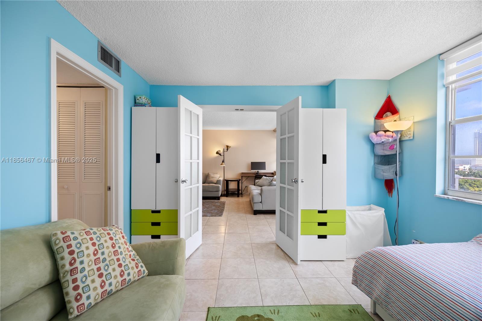 See details 812 2 / 2 1087 sq. ft. $ 2025-08-11 0 Photo