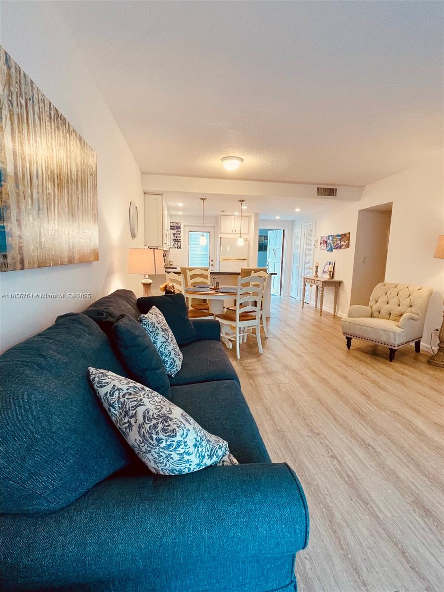 See details 111 2 / 2 961 sq. ft. $ 2025-08-11 0 Photo