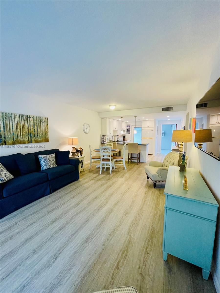 See details 111 2 / 2 961 sq. ft. $ 2025-08-11 0 Photo