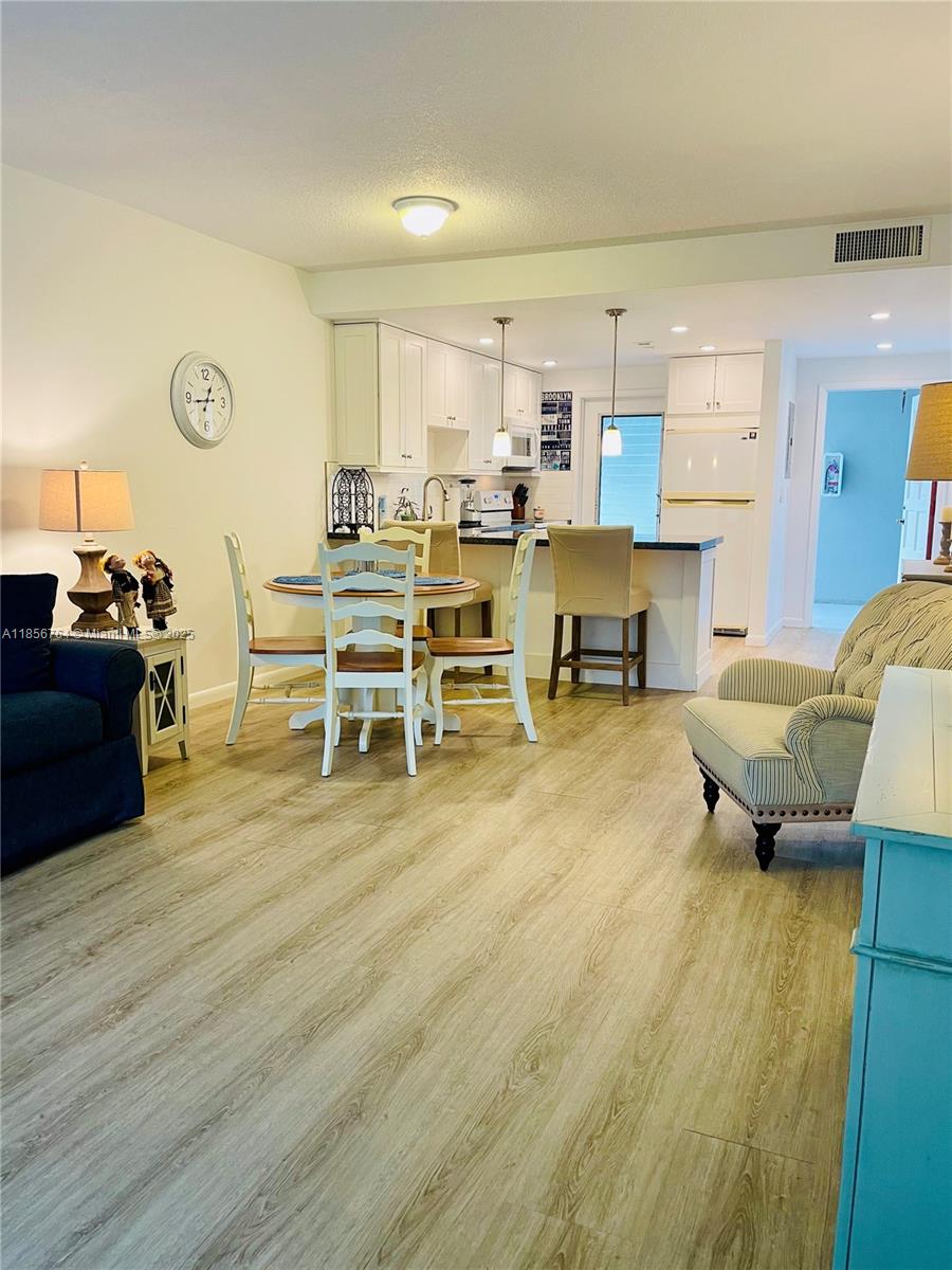 See details 111 2 / 2 961 sq. ft. $ 2025-08-11 0 Photo