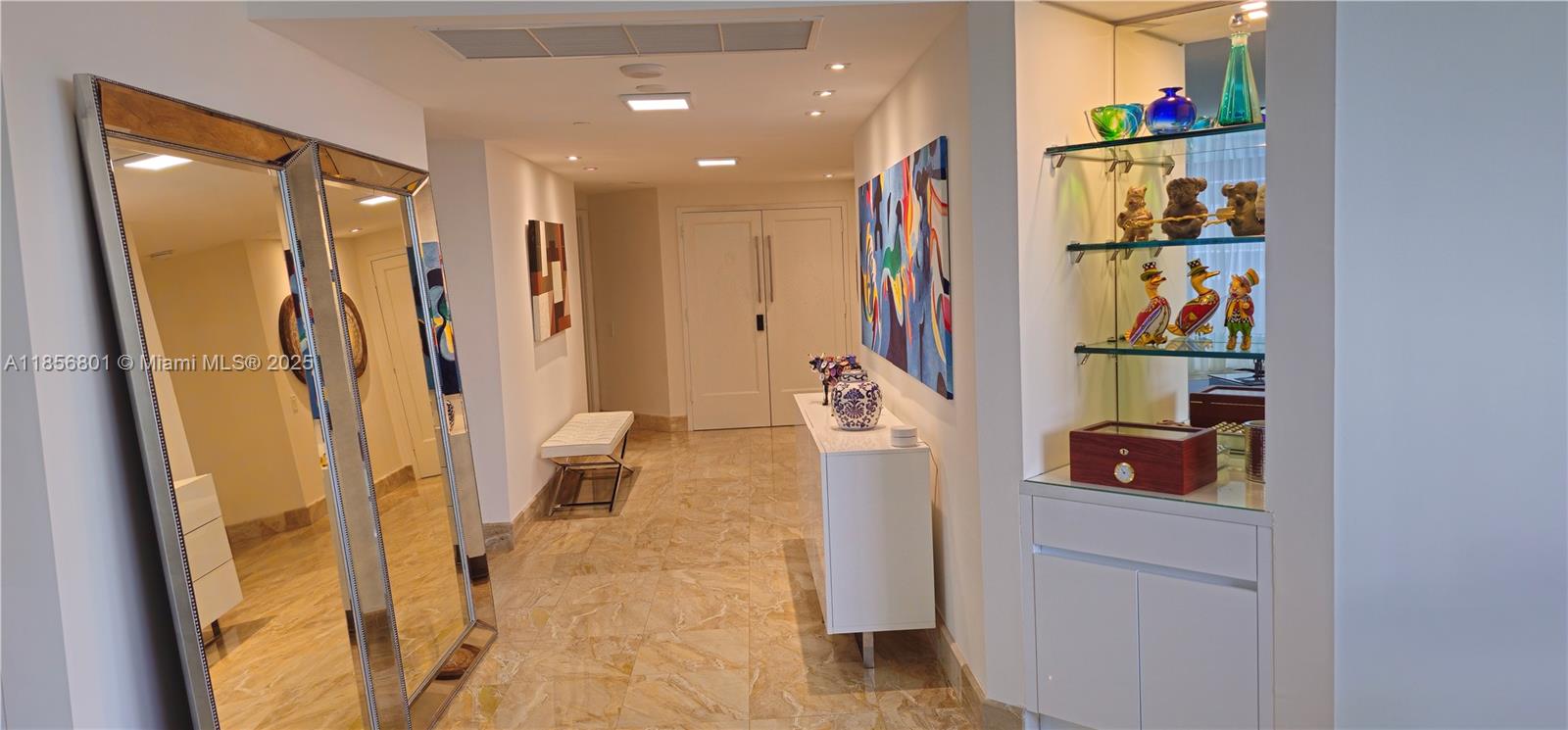 Photo of 3802 207th St  #1204, Aventura, Florida, 33180 - Corridor